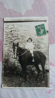 CPA PHOTO PHOTOGRAPHIE FILLE FILLETTE SUR CHEVAL 1911 AS DE TREFLE TAMPON MILLAU AVEYRON - Photographs