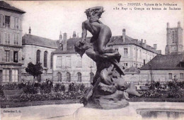 10 - Aube -  TROYES -  Square De La Prefecture - " Le Rapt " Groupe En Bronze De Suchetet - Troyes