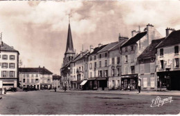 77 - Seine Et Marne -  JOUARRE - La Grande Place - Sonstige & Ohne Zuordnung