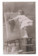 Atelier De Peinture - Jeune Fille Sur Escabeau - Tableau Sur Chevalet - Large Pinceau - Robe Blanche - Beau Plan  Animée - Other & Unclassified