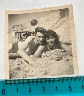 Réal Photo Pin-up Plage Photographie D'un Couple D'amoureux Sur La Plage  Homme Torse Nu - Pin-up