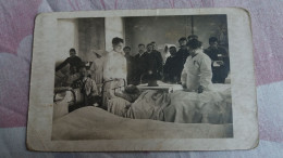 CPA PHOTO PHOTOGRAPHIE ASSISTANCE AUX BLESSES OU MALADES GUERRE 14 18 ?  INFIRMIERE DOCTEUR 2 EME CHOIX SALE - Photographs