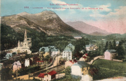 - 65 - LOURDES. - Vue Générale Sur La Basilique De La Route De Pau - Scan Verso - - Lourdes