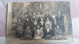 CPA PHOTO PHOTOGRAPHIE JEUNES FEMMES AVEC CROIX ET MEDAILLES FOND GROTTE LOURDES ? BOULOGNE ? NAZARETH UNE NOMMEE - Fotografia