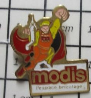 912e Pin's Pins / Beau Et Rare / MARQUES / MODIS L'ESPACE BRICOLAGE Super Heros En Salopette Orange - Administración