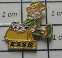 912E Pin's Pins / Beau Et Rare / THEME : SPORTS / FOOTBALL CLUB ESSB - Calcio