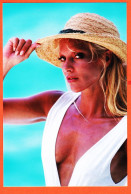 05247 / ⭐ ◉ SYLVIE VARTAN 1990s Vacances Chapeau Paille Décolleté Plongeant Photographie Sur Papier Photo 10x15cm - Zangers En Musicus