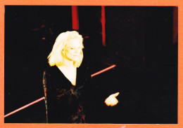 05249 / ⭐ ◉ SYLVIE VARTAN 1995 Spectacle Sur Scène Robe  Fourreau Noire Photographie Sur Papier Kodak 15x10cm - Cantanti E Musicisti