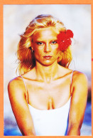 05230 ● SYLVIE VARTAN 1980s Style Vahinée Fleur Rouge Blonde Bronzée Photographie Sur Papier Kodak 10x15cm - Zangers En Musicus