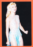 05229 ● SYLVIE VARTAN 1985s Robe Sexy Scène Transparente Bleue Photographie Sur Papier Kodak 10x15cm - Sänger Und Musikanten