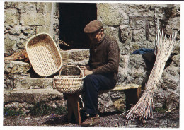 05453 / Midi Pyrénées Fabrication Artisanale De PANIERS CORBEILLES Osier Metier Paysan 1985s - IRIS CIGOGNE - Paysans