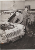 Photo Originale  Automobile Une Peugeot 404 Au  Garage Vue Moteur  Immatr 76 - Automobiles