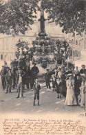 GRASSE (Alpes-Maritimes) - La Fontaine Du Cours, Le Jour De La Fête-Dieu - Précurseur Voyagé 1904 (2 Scans) - Grasse