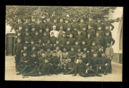 Carte Photo Militaire Avec Soldats Du 19eme Regiment ( Format 9cm X 14cm ) - Regiments