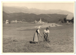 Foto Unbekannter Fotograf, Ansicht Kastelruth, Bauernpaar Bei Der Arbeit Am Ortsrand  - Plaatsen