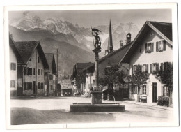 Fotografie Unbekannter Fotograf, Ansicht Partenkirchen, Platz Mit Denkmal Vor Dem Wettersteinmassiv  - Plaatsen