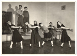 Fotografie H. P. Beyer, Halle / Saale, Ausdruckstanz, Junge Tänzerinnen Bei Einer Vorführung  - Sport