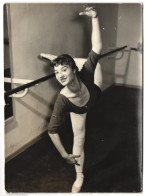 Fotografie Schmidt, Pressefoto Freiheit, Hübsche Junge Tänzerin Ballerina übt Tanzschritte & Figuren  - Sports