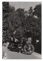Fotografie Motorrad DKW, Junge Frau Und Bursche Mit Krad Am Teichufer  - Automobiles