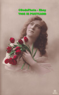 R455646 Woman. Flowers. 4619 3. The Carlton Publishing - Welt