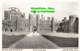 R455943 The First Green Or Base Court. Cardinal Wolsey. Hampton Court Palace. Th - Monde