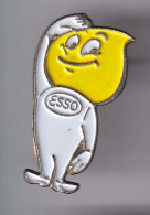 Pin's Esso Homme Goutte D'huile Carburant Réf 8880 - Kraftstoffe