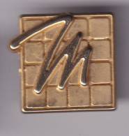 Pin's Modeling De Chez L'Oréal Réf 8863 - Marche