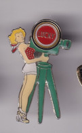 Pin's  Tabac Cigarettes Lucky Pin Ups Caméra Réf 8828 - Other & Unclassified