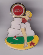 Pin's  Tabac Cigarettes Lucky Pin Ups Voilier Réf 8827 - Autres & Non Classés