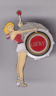 Pin's  Tabac Cigarettes Lucky Pin Ups Musique Grosse Caisse   Réf 8826 - Andere & Zonder Classificatie