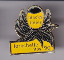 Pin's La Rochelle Nov 90 Blacks Folies Rugby En Charente Maritime Dpt 17 Réf 8491 - Städte