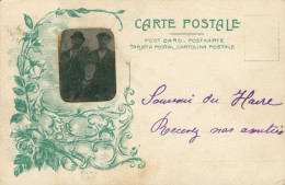 * CP AVEC PETITE PHOTO INSEREE * SOUVENIR DU HAVRE * PHOTO DE 3 PERSONNES * ILLUSTRATION * 2 HOMMES 1 FEMME - Unclassified