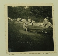 A Little Girl On A Seesaw - Personnes Anonymes