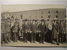 Carte Postale à Identifier - Lieu & Personnages Inconnus - Militaires/Officiers/Fanfare/Troupe De Soldat/Famille - Te Identificeren