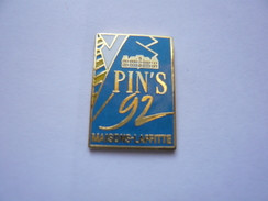 Pin S DOUBLE SIX AVEC LE MOT 92 MAISONS LAFITTE PIN S - Autres & Non Classés