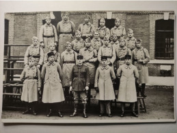 Carte Postale à Identifier - Lieu & Personnages Inconnus - Militaires/Officiers/Fanfare/Troupe De Soldat/Famille - A Identifier