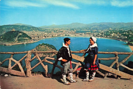 ESPAGNE - San Sebastian - Vue Des Montagne Igueldo - Couple Typique - Carte Postale - Guipúzcoa (San Sebastián)