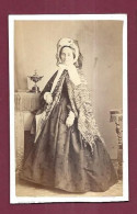 140524 - PHOTO ANCIENNE CDV TOUZERT DIT GUSTAVE Jeune ORLEANS - Femme Coiffe Ombrelle Chapeau Robe Brodée Fleur - Old (before 1900)