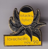Pin's La Rochelle Nov 90 Blacks Folies Rugby En Charente Maritime Dpt 17 Réf 8310 - Cities