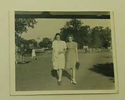 Germany-Two Girls In Treptow Park, Berlin 1947. - Plaatsen