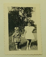 Little Girl And Boy In The Park - Photo Roder, Coburg, Germany - Anonymous Persons
