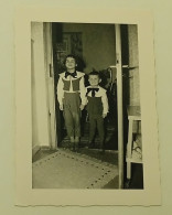 A Little Girl And A Boy In A Room - Photo Roder, Coburg, Germany - Anonymous Persons