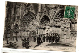 BOURGES SORTIE DE LA CATHEDRALE TRES ANIMEE - Bourges