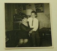 A Boy In A Shirt And Tie Sits Next To His Mother In The Room - Personnes Anonymes