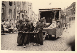 Photo Procession Des Pénitents Furnes Veurne Belgique - Europe