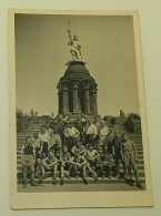 Germany-Teacher And School Boys In Front Of The Hermann Monument (Hermannsdenkmal) - Orte