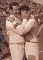 TENNIS ROLAND GARROS 05/1961 VICTOIRE DE SANTANA CONTRE PIETRANGELI LE VAINQUEUR EN LARMES  PHOTO 18X13CM - Sports