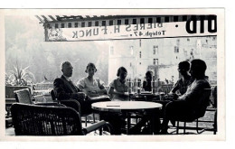 Ref 3 - Photo : Personnes à Table , Ville Et Environs à Beaufort Au Luxembourg  . - Europa