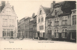 BELGIQUE - Ypres - Café De La Bonne Volonté - Animé - Boutiques - Carte Postale Ancienne - Ieper