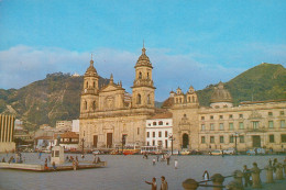 CPM-Bolivie- BOGOTA - Place Bolivar - Cathédrale - Timbre 1986 Visite De Jean-Paul II * TBE * 2 Scans - Colombie